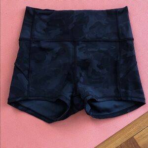 Lululemon new tags removed Women's Black Camouflage compression Shorts 6